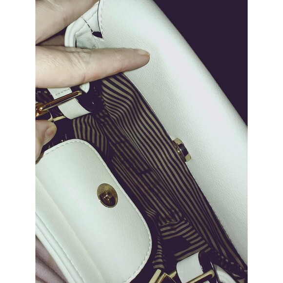 Gianni Bini White Handbag with Clear Acrylic Handle - Picture 6 of 7